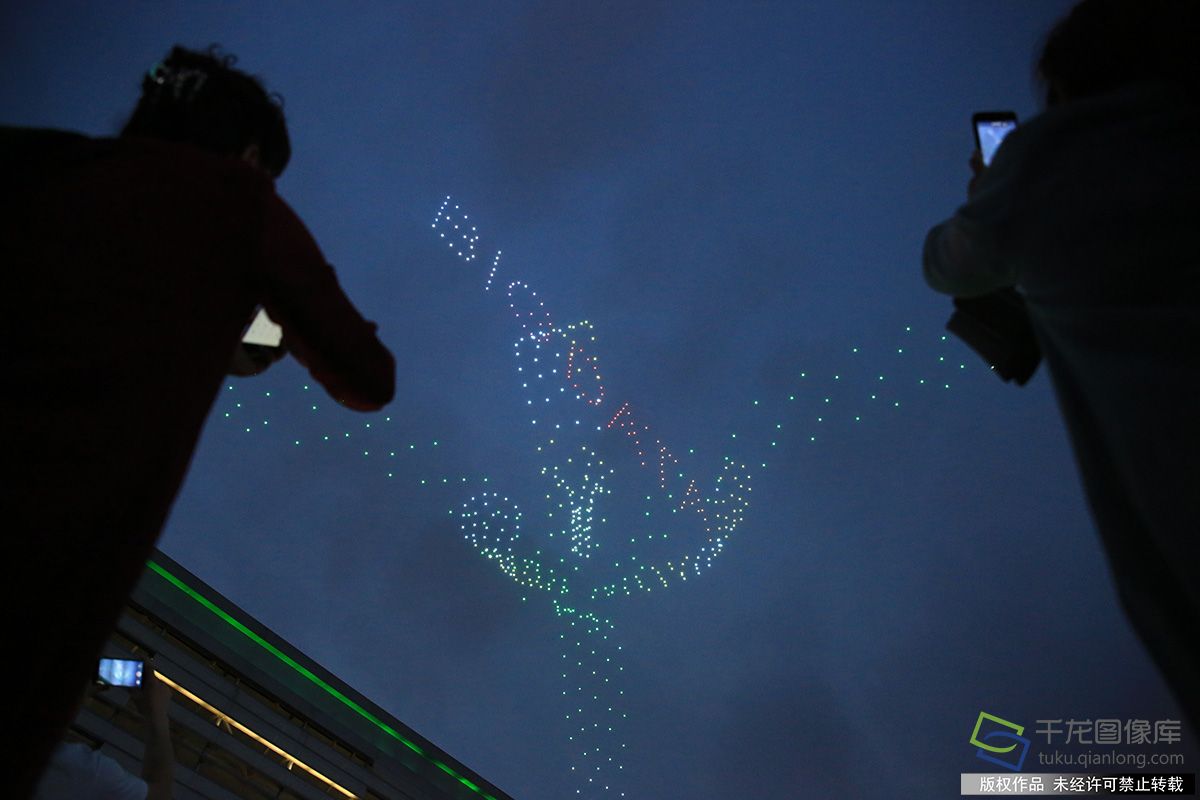 阿斯顿维拉训练开放日,窗口期远射贴柱引欢呼,欧超杯在即,身体对抗强度拉满的简单介绍 阿斯顿维拉训练开放日,窗口期远射贴柱引欢呼,欧超杯在即,身体对抗强度拉满的简单介绍